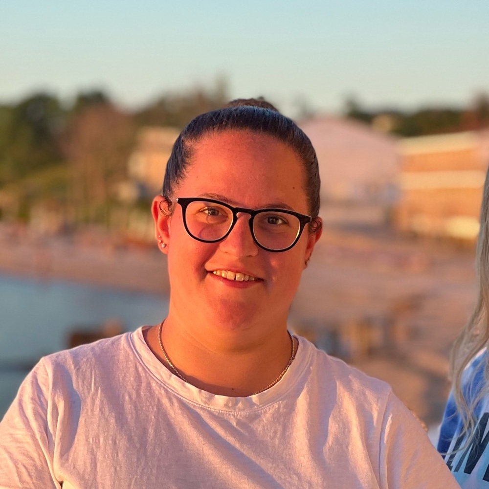 Meet your Posher, Hilary